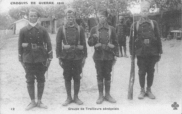 "Croquis de Guerre 1914. Groupe de Tirailleurs sénégalais" (Skizze des Krieges 1914. Senegalesische Infanterie-Gruppe). Carte Postale, ungelaufen. Sammlung Detlev Brum.