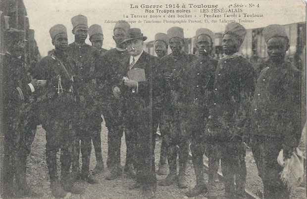 "La Guerre 1914 á Toulouse. Nos Troupes noires – Les Senegalais. I a Terreur noire des boches" (Schwarzer Terror(?)). Carte Postale, gelaufen im November 1914. Sammlung Detlev Brum.