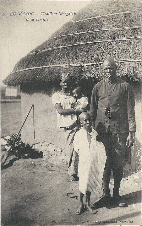 "Au Maroc. - Tirailleur Sénégalais et sa famille". Carte Postale, gelaufen in Frankreich im Juli 1915. Sammlung Detlev Brum.