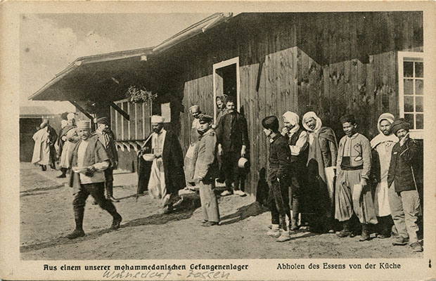"Aus einem unserer mohammedanischen Gefangenenlager. Abholen des Essens von der Küche". Ansichtskarte, gelaufen als Feldpost im April 1917 von Zossen-Übungsplatz nach Hamburg. Sammlung Markus Kreis.