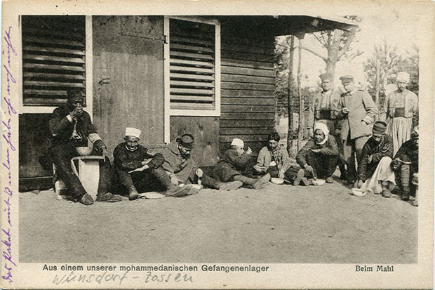 "Aus einem unserer mohammedanischen Gefangenenlager. Beim Mahl". Ansichtskarte, gelaufen als Feldpost im April 1917 von Zossen-Übungsplatz nach Hamburg. Sammlung Markus Kreis.
