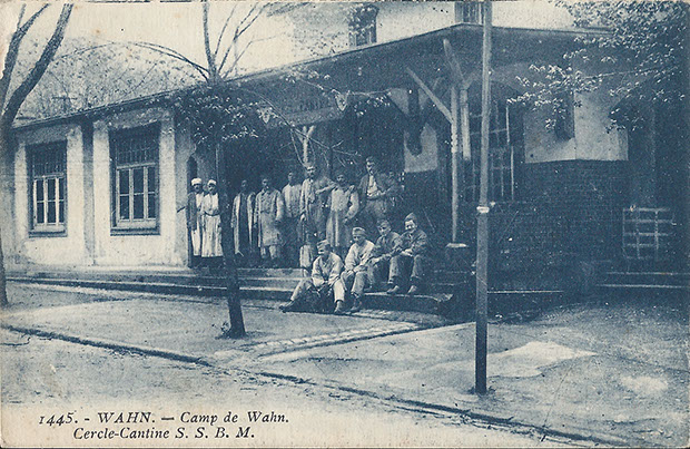 "Camp de Wahn. Cercle-Cantine S. S. B. M". Ansichtskarte, beschriftet in französischer Sprache, gelaufen nach Frankreich, ohne Datum. Sammlung Detlev Brum. Bei dieser Ansichtskarte mit Nordafrikanern handelt es sich wohl nicht um eine Ansichtskarte mit Kriegsgefangenen, sondern um eine Karte aus der Zeit der Rheinlandbesetzung. In Wahn wurden Nordafrikaner zuerst als Kriegsgefangene interniert und später als Besatzungssoldaten einquartiert.