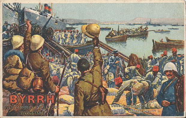 "Debarquement des Troupes Coloniales. Vin tonique et Hygiénique Recommande". Carte Postale, beschriftet in französischer Sprache im Dezember 1916. Sammlung Detlev Brum. Direkt nach Kriegsbeginn wurde afrikanische Soldaten nach Frankreich verschifft, um an der Westfront Frankreich zu verteidigen.