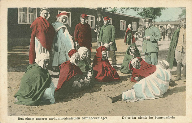 "Aus einem unserer mohammedanischen Gefangenenlager. Dolce far niente im Sonnenschein". Ansichtskarte, gesendet aus Zossen als Feldpost im Juni 1916 (Ersatz-Batallion, 7. Garde-Infanterie Regiment, Rekruten-Depot). Sammlung Markus Kreis. Die Ansichtskarte gehört zu einer Serie mit Motiven aus dem Kriegsgefangenenlager für nordafrikanische Muslime in Zossen. Das "Süsse Nichtstun im Sonnenschein" wird hier nicht als Faulheit ausgelegt, sondern als Zeichen der vorzüglich guten Behandlung der Muslime, die dazu gedrängt wurden, in den "Heiligen Krieg" gegen Frankreich, Großbritannien und Rußland einzutreten.