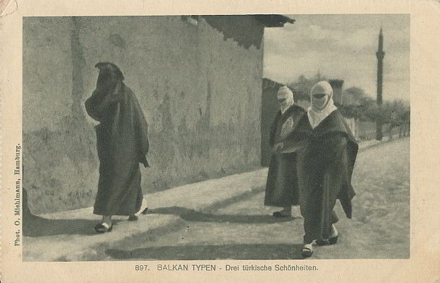 "Drei türkische Schönheiten". Ansichtskarte, gelaufen als Feldpost im März 1918. Sammlung Detlev Brum. Neben der sympathieheischenden Darstellung türkischer Frauen in Uniform kursierten auch Ansichtskarten mit verschleierten Frauen, die durch den Zusatz "Schönheiten" eher ironisiert werden.