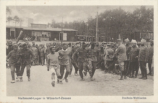 "Dreibein-Wettlaufen. Halbmond-Lager in Wünsdorf-Zossen". Ansichtskarte, ungelaufen. Sammlung Detlev Brum.