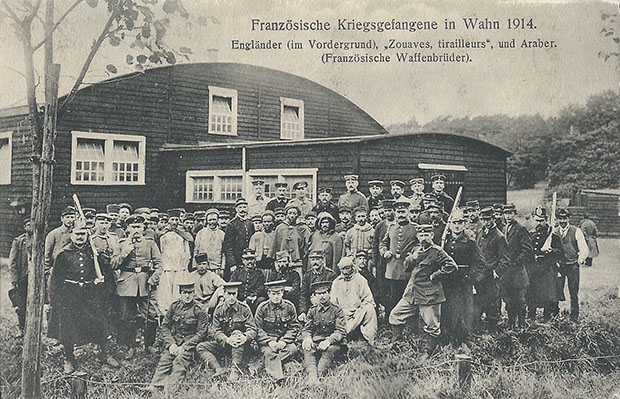 "Französische Kriegsgefangene in Wahn 1914. Engländer (im Vordergrund), „Zouaven, tirailleurs“, und Araber. (Französische Waffenbrüder)". Verlag Karl Rud. Bremer & Co., Köln a. Rh.. Mit Genehmigung des kgl. Gouvernements der Festung Köln. Ansichtskarte, Gelaufen im Oktober 1914 von Mainz als Feldpost. Sammlung Detlev Brum. Ansichtskarten, wie diese aus Wahn, wurden vermutlich auch an anderen rheinischen Standorten verkauft und in Umlauf gebracht.