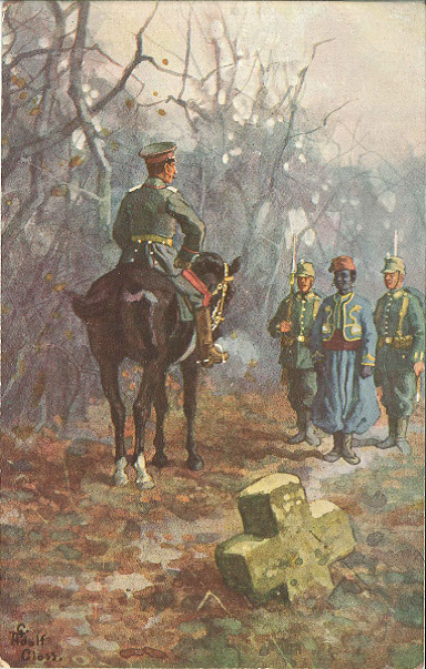 "Generalstabsoffizier verhört einen durch Gardejäger gefangenen Turko. Feldgrau 1914/15". Verein für Kriegswohlfahrt in Armee und Marine e.V.. Postkarte, sign G. Adolf Closs, ungelaufen. Sammlung Markus Kreis. Gustav Adolf Closs, namhafter deutscher Maler, u.a. Arbeiten für die Familie des deutschen Kronprinzen, aber auch lllustrator, z.B. für Karl Mays „Die Sklavenkarawane“. Weiterer Text auf der Rückseite: "Einen prächtigen, farbigen Franzosen haben unsere schneidigen Gardejäger hier gefangen! Sein listiges Gesicht berechtigt zu erheblichen Zweifeln an der Zuverlässigkeit seiner Aussagen." In den propagandistischen Ansichtskarten gibt zwei Aussagen zur Intelligenz von Afrikanern: Entweder so dumm wie Kleinkinder oder aber gefährlich listig-verschlagen.
