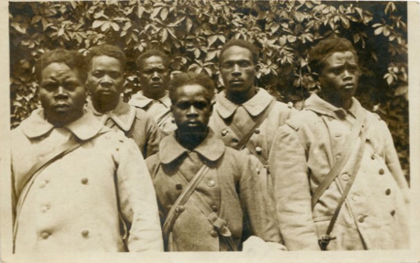 Bildpostkarte, ungelaufen. Gruppe von sechs afrikanischen Soldaten, vermutlich kurz nach der Gefangennahme aufgenommen. Rückseite mit handschriftlicher Notiz: „Senegal-Neger an der Westfront“. Sammlung Markus Kreis.