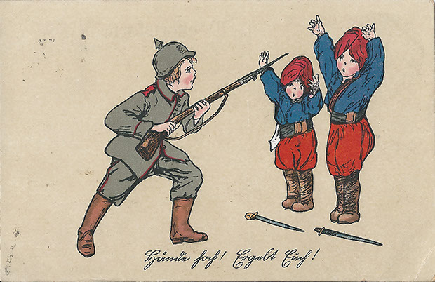"Hände hoch! Ergebt Euch!" Wohlfahrtskarte zum Besten des "Kinderhort 1915 E.V.", Berlin-Schoenebeck, gelaufen im Mai 1917. Sammlung Detlev Brum. Die Väter im Krieg, die Mütter an der Arbeitsfront ... der Erste Weltkrieg führte zur Entstehung vieler Kinderhorte. Diakonisse und Kindergärtnerin Anna Borchers, die das evangelische Kindergarten- und Hortwesen maßgebend beeinflusste und die man als erste Sozialpädagogin verstehen kann, sah im "Krieg einen mächtigen Bundesgenossen". In diesem Sinne darf man auch diese Ansichtskarte verstehen: Der deutsche Kindersoldat lernt spielerisch im Kinderhort nordafrikanische Kindersoldaten gefangen zu nehmen und damit "seine" führende Rolle in der Welt einzunehmen.