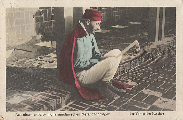 "Aus einem unserer mohammedanischen Gefangenenlager. Im Vorhof der Moschee". Ansichtskarte, gelaufen von Zossen als Feldpost im März 1916.