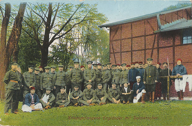 "Kriegsgefangene Engländer mit Dolmetscher". Verlag Karl Rud. Bremer & Co., Köln a. Rh., Neußerstr. 28. Mit Genehm. d. kgl. Gouvernements.. Ansichtskarte, gesendet als Feldpost im Juli 1915 von Festungs-Maschinen-Gewehr-Formation Trupp 84 nach Insmingen. Sammlung Detlev Brum. Bei einer anderen Ansichtskarte, gesendet von Wahn als Feldpost im März 1916, ist auf der Rückseite zusätzlich "Kriegsgefangenenlager Wahn" eingedruckt. Hier könnte der Kölner Verlag zwei unterschiedliche Versionen für den regionalen und deutschlandweiten Vertrieb herausgegeben haben.