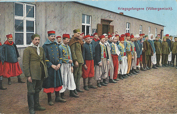 "Kriegsgefangene (Völkergemisch)". Militäramtlich genehmigt, Nr. 379. Ansichtskarte, ungelaufen. Sammlung Markus Kreis. Das Motiv wird in "Kolonie und Heimat. Unabhängige koloniale Wochenschrift. Organ des Frauenbundes der Deutschen Kolonialgesellschaft", Nr. 17, Februar 1915, abgedruckt mit der Bildlegende "Aus dem Gefangenenlager in Zossen. Ein buntes Völkergemisch von Kriegsgefangenen: Franzosen, Russen, Turkos, Zuaven, Marokkaner, Belgier, Inder und Engländer". Fotos dieser Art wurden nicht nur für Ansichtskarten und Zeitschriften medial verwendet sondern tauchen auch in Sammelbildern oder in Tageszeitungen auf.