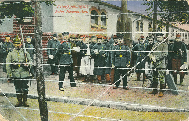 "Kriegsgefangene beim Essenholen". Ansichtskarte, gelaufen als Feldpost von Wahn im Oktober 1916. Sammlung Markus Kreis. Eine andere Ansichtskarte ist als Feldpost von Metz im Oktober 1915 gelaufen. Auch hier ist der Produktionsort unklar und man lediglich davon ausgehen, dass sowohl in einem Rekrutenausbildungslager wie Köln aks auch an der Front Ansichtskarten versendet wurden, die Szenen auch mit afrikanischen Kriegsgefangenen darstellen.