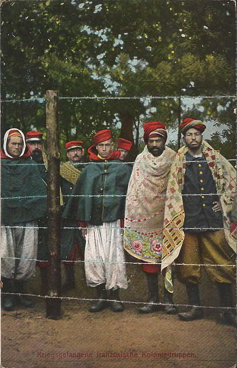 "Kriegsgefangene französische Kolonialtruppen". W. Müller, Photogr. Kunstwerkstätten, Paderborn-Sennelager. Ansichtskarte, gelaufen im April 1915 von Sennelager. Sammlung Detlev Brum. Eine identische Ansichtskarte ist gelaufen im Juli 1915 von Ohrdruf (Thüringen). Die Verlagsangaben und einige Bildmerkmale deuten darauf hin, dass das Foto in Sennelager aufgenommen wurde. Man kann aber wohl grundsätzlich davon ausgehen, dass eine ganze Reihe von Ansichtskarten nicht nur am Standort der Aufnahme sondern in Kriegsgefangenenlagern in ganz Deutschland erworben und versendet wurden.