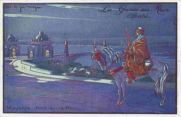 "La Garde au Rhin. Spahi. Mayence, Pont sur le Rhin". Carte Postale, Edition des Coopératives Militaires de L’armée du Rhin, gelaufen, ohne Datum. Sammlung Detlev Brum. Handschriftliche Notiz auf der Rückseite (aus dem französischen übersetzt): "Liebe Eltern, wie ich gestern sagte, schicke ich euch eine Karte, damit ihr Nachrichten von mir habt. Nachrichten, die eigentlich nicht so schlecht sind, obwohl ich im Lazarett bin. Ich habe den Magen leer. Wir haben uns gerade gewogen, ich habe drei Pfund abgenommen." Mainz/Mayence blieb bis 1930 von französischen Truppen besetzt, darunter auch afrikanische Einheiten. Die Besatzungssoldaten konnten Ansichtskarten mit Rheinland-Besetzungsmotiven versenden.