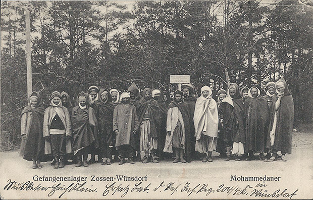 "Mohammedaner. Gefangenenlager Zossen-Wünsdorf". Ansichtskarte, Wilhelm Puder Kunstanstalt (Berlin), von Wünsdorf gelaufen als Feldpost im September 1915. Sammlung Detlev Brum.
