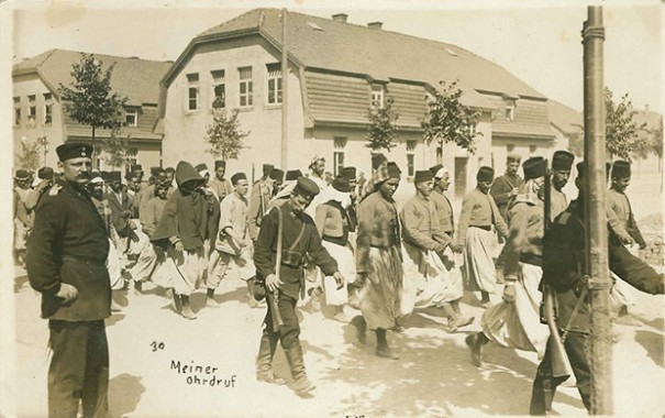 Afrikanische Kriegsgefangene beim Einzug in Ohrdruf. Rückseite: „Emil Meiner, Foto-Atelier, Ohrdruf i. Thür.. Angesichtskarte, ungelaufen. Sammlung Markus Kreis.