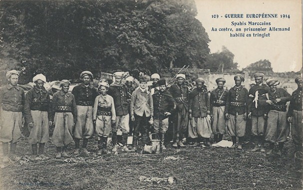 “Spahis Marocains. Au centre, un prisonnier Allemand habillé en tringlot”. Carte Postale, ungelaufen. Sammlung Detlev Brum. Marokkanische Spahis (Kavalleristen), in der Mitte ein deutscher Gefangener, gekleidet als Soldat eines Versorgungszuges. Die Inszenierung gleicht den deutschen Darstellungen, in denen die Soldaten um die kriegsgefangenen afrikanischen Soldaten herum posieren. Auch hier eventuell eine Aufnahme für das Erinnerungsalbum?