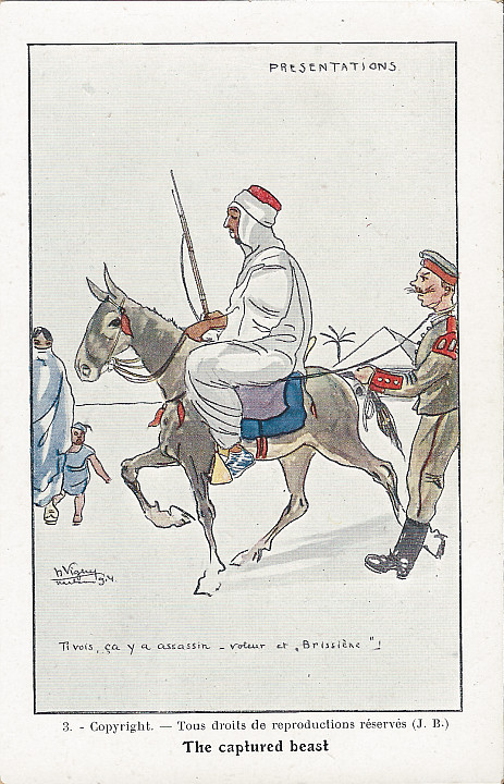"Représentations. The captured beast. Ti vois, ça y à assassin – voleur et "Brissiène". " Carte Postale, ungelaufen. Sammlung Detlev Brum. Der nordafrikanische Soldat, auf einem Maultier hockend und daher mehr als Maultiertreiber denn als Soldat kenntlich gemacht, führt seiner Familie (?) vor der Kulisse einer Pyramide einen deutschen Kriegsgefangenen vor. "Das gefangene Tier. Du siehst, das ist ein Mörder – Dieb und "Brissiène"", letzteres ist nicht übersetzbar und könnte eine Verballhornung des französischen Wortes für "Preusse" darstellen. In dieser Ansichtskarte ist sowohl eine Abwertung des Kriegsgefangenen als auch des Afrikaners enthalten.
