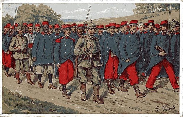 "Transport französischer Gefangener". Kriegs-Erinnerungs-Karte, gelaufen als Feldpost Dezember 1915. Sammlung Markus Kreis. Nach den verheerenden Verlusten der als Sturmtruppen eingesetzten afrikanischen Soldaten zu Kriegsbeginn wurden schwarze Einheiten mit den weißen "Troupe coloniales" zusammengelegt. Bei Darstellungen französischer Kriegsgefangener ist es daher kein Wunder, wenn gemischte Einheiten weißer und schwarzer Soldaten gezeigt werden. In der deutschen Zeichnung wird gleichwohl die "koloniale Ordnung" eingehalten: Vorneweg die "weißen", hinten die afrikanischen Soldaten.
