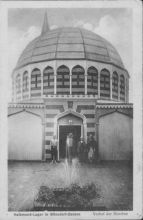 "Halbmond-Lager in Wünsdorf-Zossen. Vorhof der Moschee". Ansichtskarte, gelaufen als Feldpost im Dezember 1916 von Zossen nach Cöthen (Anhalt). Sammlung Detlev Brum.
