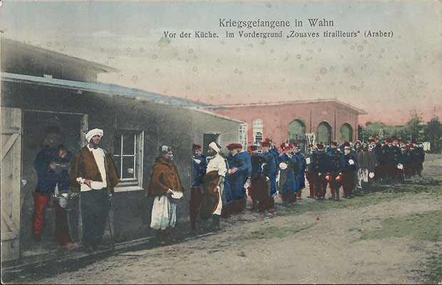 "Kriegsgefangene in Wahn. Vor der Küche. Im Vordergrund „Zouaves tirailleurs“ (Araber)". Ansichtskarte, Verlag Rud. Bremer & Co., Köln, "mit Genehmigung d. kgl. Gouvernements d. Festung Köln", gelaufen im November 1914. Sammlung Detlev Brum. De ersten Ansichtskarten dieser Serie sind bereits im Oktober 1914 gelaufen, so dass afrikanische Kriegsgefangenen praktisch von den ersten Kriegstagen an als Gefangene in Köln-Wahn waren.