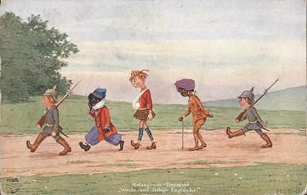 "Gefangenen-Transport. Weiße und farbige Engländer". Wohlgemuth & Lissner, Kunstverlagsanstalt, Berlin. Ansichtskarte, gelaufen in Nürnberg im Juli 1915. Sammlung Markus Kreis. Stolz marschieren die deutschen Kinder-Soldaten, kleinschrittig tippelt der verletzte Schotte, der versehrte Inder hinkt hinterher und auch die Turkos, die Zuaven, die Tirailleurs Senegalais usw. (hier dargestellt in einer Figur, die dem Sarotti-Mohr nahekommt) gehen in die deutsche Kriegsgefangenschaft. Drei Jahre später startet die Sarotti-Mohr-Werbekampagne; die ikonografischen Darstellung reicht weiter zurück in die deutsche Kolonialzeit.