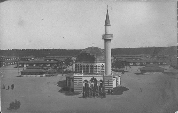 Moschee im Weinbergslager Wünsdorf-Zossen. Stempelabdruck "Küchenverwaltung Weinbergslager Wünsdorf". Ansichtskarte, gelaufen als Feldpost im Juni 1917 von Zossen nach Hechingen. Sammlung Detlev Brum.