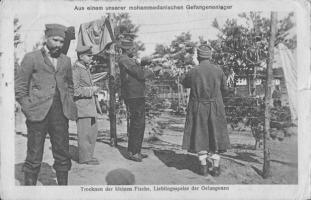 "Aus einem unserer mohammedanischen Gefangenenlager. Trocknen der kleinen Fische, Lieblingsspeise der Gefangenen". Ansichtskarte, gelaufen als Feldpost im August 1916 von Zossen nach Hechingen. Sammlung Detlev Brum.