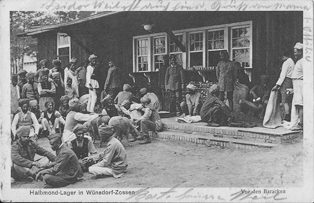 "Halbmond-Lager in Wünsdorf-Zossen. Vor den Baracken". Ansichtskarte, gelaufen als Feldpost im November 1915 von Zossen nach Hechingen. Sammlung Detlev Brum.