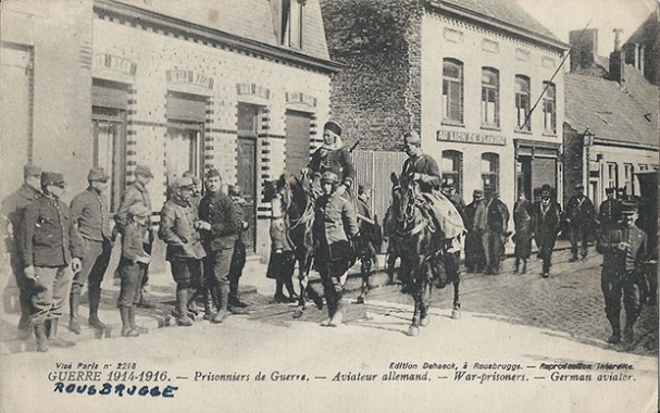 "Aviateur allemand", Guerre 1914-1916. Carte Postale, gelaufen im Juli 1916 innerhalb Frankreichs. Sammlung Detlev Brum. Ein kriegsgefangener Pilot wird von nordafrikanischen Kavalleristen bewacht.