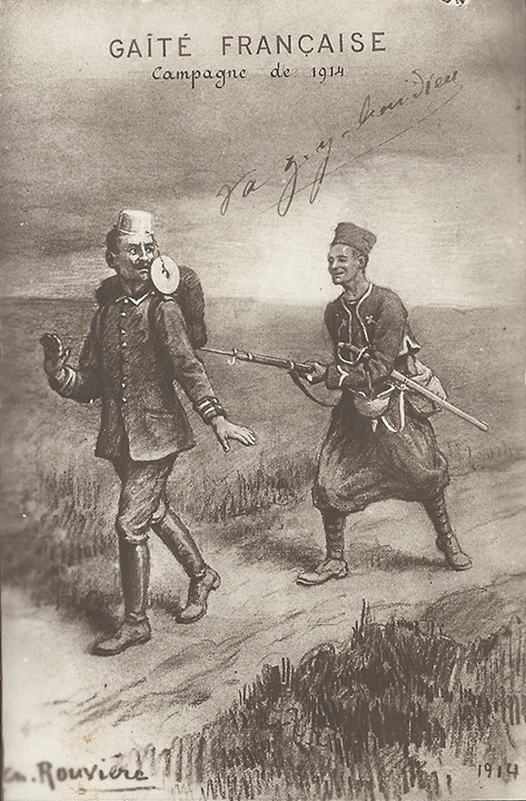 "Gaite Francaise. Campagne de 1914". Carte Postale, ungelaufen. Sammlung Detlev Brum. "Französische Fröhlichkeit". Auch der nordafrikanische Zuave freut sich angesichts der Gefangennahme eines deutschen Offiziers, der statt korrekter militärischer Kopfbedeckung einen Topf trägt und "unmilitärisch" bzw. verweichlicht läuft.