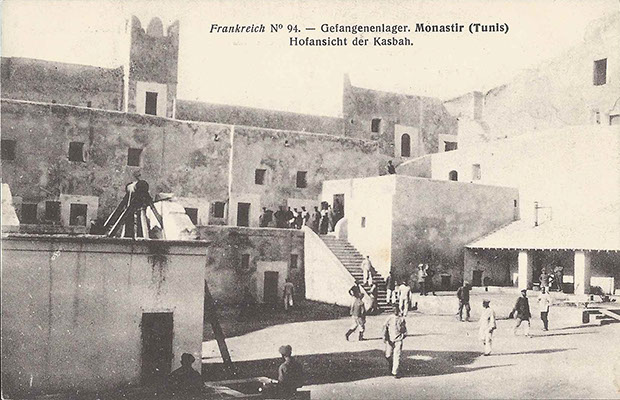 "Gefangenenlager. Monastir (Tunis). Hofansicht der Kasbah". Postkartenserie des "Comité International de la Croix-Rouge, Genéve", Kriegsgefangenenlager, Frankreich, Nr. 94. Ansichtskarte, ungelaufen. Sammlung Detlev Brum.
