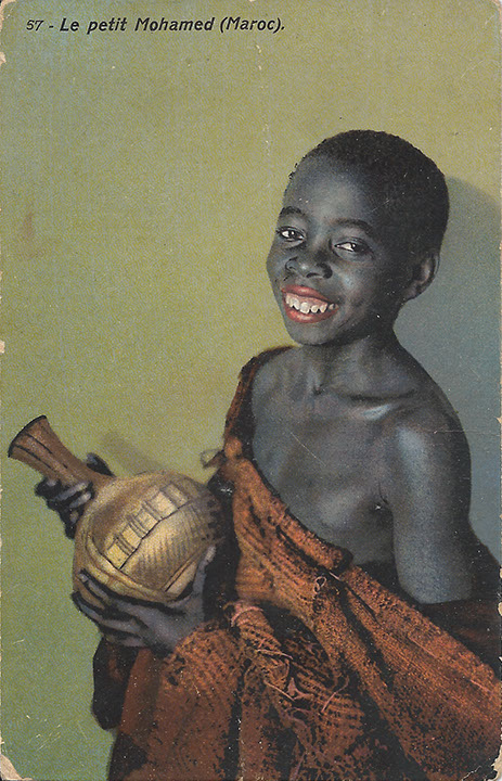 "Le petit Mohamed (Maroc)". Carte Postale, gesendet als Kriegsgefangenenpost (Stempel der französischen Zensurbehörde) im August 1915 aus einem Kriegsgefangenenlager in Marokko nach Deutschland. Sammlung Detlev Brum. Die deutschen Kriegsgefangenen verschickten auch "normale" französische Ansichtskarten in die Heimat und trugen "so" zur Entstehung von Weltbildern in den Köpfen der Menschen bei.