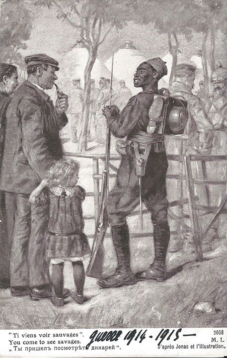 "Ti viens voir sauvages". Guerre Européenne de 1914, Edition Patriotique. Illustration Jonas, Stempel "99e Rég. Territ. d´Infant. - 16e Cie". Carte Postale, gelaufen im März 1915. Sammlung Detlev Brum. Die dreisprachige Ansichtskarte (Übersetzung aus dem Französischen: "sie kommen, um die Wilden zu sehen"; Übersetzung aus dem Russischen: "Du kommst, um die Wilden zu sehen" ) greift das Motiv der „Völkerschau“ auf und münzt sie ironisierend um. Nicht Afrikaner, sondern deutsche Kriegsgefangene sind nun die "Wilden" und werden von einer französischen Familie "begafft". Der afrikanische Kolonialsoldat als Bewacher der deutschen Kriegsgefangenen steht in der französischen Kriegspropaganda als Erniedrigung und Strafe für die Deutschen. Die Konstellation funktioniert nur durch die Anschlussfähigkeit an den innerfranzösischen Kolonial-Rassismus; die Szene wird als eigentlich absurd erscheinende Umkehrung der kolonialen Verhältnisse verstanden.