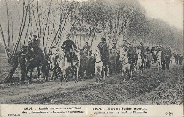 "Spahis marocains escortant des prisionniers sur la route de Dixmude." Carte Postale, gelaufen, ohne Datum. Marokkanische Spahis eskortieren Gefangene südlich von Dixmude. Marokkanische Spahis wurden häufig als Bewachungssoldaten eingesetzt.