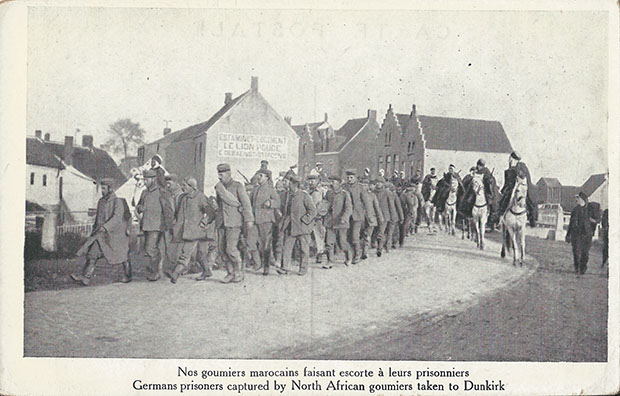"Nos goumiers marocains faisant escorte à leurs prisonniers". Carte Postale, ungelaufen. Sammlung Detlev Brum. "Unsere marokkanischen Goumiers begleiten die deutschen Gefangenen nach Dünkirchen."