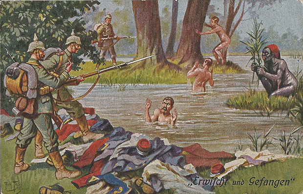 "Erwischt und Gefangen". Ansichtskarte (sign. Arthur Thiele), gelaufen als Feldpost im September 1916. Sammlung Detlev Brum. Arthur Thiele war Kunstmaler und Illustrator zahlreicher kriegspropagandistischer Ansichtskarten. Zeichnungen von Thiele sind auch in dem 1915 veröffentlichten „Europas Struwwelpeter“ enthalten, der ebenso wie Thieles Kriegsansichtskarten explizit reaktionär und chauvinistisch daherkommt. Herrische deutsche Soldaten, französische Soldaten, die gemeinsam mit einem "Schwarzen" baden und damit aus Thieles Sicht praktisch "Rassenschande" begehen sowie ein sich hinter einem Blatt versteckenden Afrikaner, der damit auf das geistige Niveau eines Kleinkindes gesetzt wird. Nach den katastrophalen Verlusten der Tirailleurs Sénégalais zu Kriegsbeginn wurde die Einsatzdoktrin geändert und jedem Regiment der (weißen) "Troupes Coloniales" ein westafrikanisches Bataillon zugeteilt.