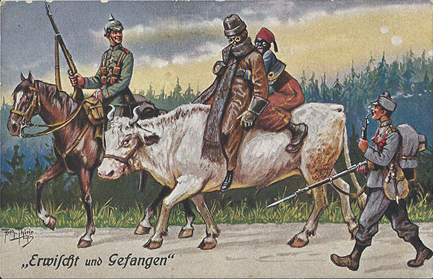 "Erwischt und Gefangen". Ansichtskarte (sign. Arthur Thiele), gelaufen als Feldpost im August 1916 von Frankreich nach Weissenfels. Sammlung Detlev Brum. Ein englischer Pilot und ein westafrikanischer Soldat als deutsche Kriegsgefangene. Text Rückseite: "Erst stolz ein Held im Aeroplan, Jetzt einen Neger als Kumpan, Auf einem Ochsen eingebracht! Das hatt‘ er wirklich nicht gedacht." Zeichnung und Text drücken eine chauvinistische und kolonialrassistische Einstellung aus.