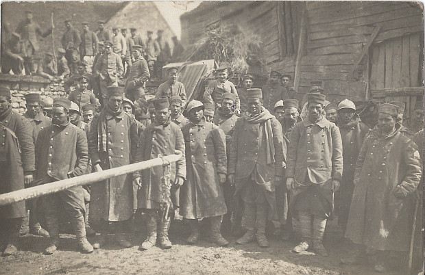 Kriegsgefangene afrikanische Soldaten. Ansichtskarte, ohne Titel. Gelaufen als Feldpost im Juni 1917. Sammlung Detlev Brum.