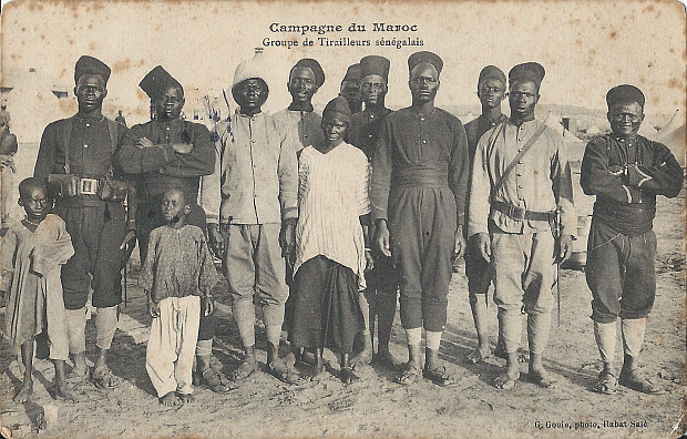 „Pfingstgrüße aus Marokko“. Campagne du Maroc. Groupe de Tirailleurs sénégalais. Carte Postale, gelaufen im Mai 1916 von einem deutschen Kriegsgefangenen aus Marokko nach Bingen (Stempel der französischen Zensur). Sammlung Detlev Brum.