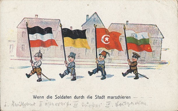 "Wenn die Soldaten durch die Stadt marschieren". Ansichtskarte, beschriftet im Juli 1917, von einem Vater an sein Kind. Sammlung Detlev Brum. Durch den Beitritt Bulgariens wurde der Dreibund zu einem Vierbund.