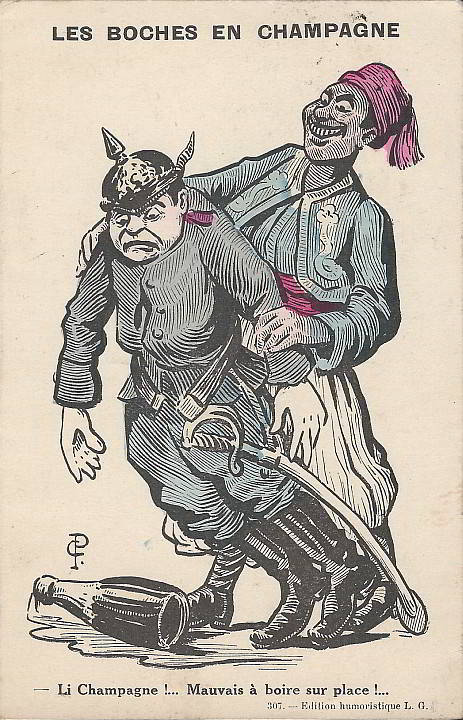 "Les Boches en Champagne. Li Champagne! … Mauvais á boire sur place!" Carte Postale, Correspondance Militaire, gelaufen im November 1914. Sammlung Detlev Brum. Die Deutschen in der Champagne: Die humoristische Ansichtskarte zeigt eine von zahlreichen Abbildungen für die französische Heimatfront, in denen abstinente afrikanisch-muslimische Soldaten leichtes Spiel haben mit Champagner-alkoholisierten deutschen Soldaten. Die Champagne war eine der wichtigsten Regionen im Kriegsverlauf, in denen sich afrikanische und deutsche Soldaten im Kampf gegenüberstanden.