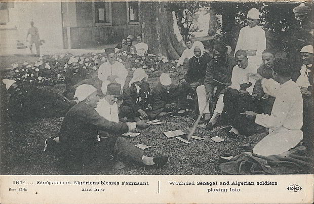 "1914 – Sénégalais et Algériens blessés s’amusant aux loto". Carte postale, ungelaufen. Sammung Detlev Brum