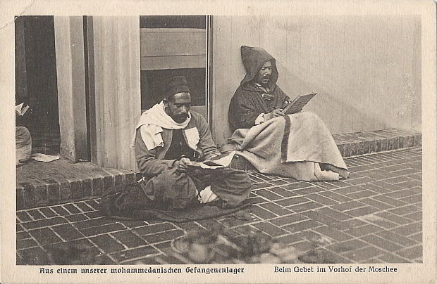 "Aus einem unserer mohammedanischen Gefangenenlager. Beim Gebet im Vorhof der Moschee". Ansichtskarte, Verlagsangabe S&GSiB (vermutlich Verlag S.& G. Saulsohn, Berlin). Gelaufen im Januar 1918 als Feldpost von Berlin-Lichtendorf nach Frankfurt. Sammlung Detlev Brum.