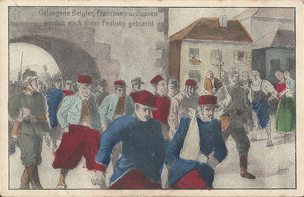 "Gefangene Belgier, Franzosen und Zuaven werden nach einer Festung gebracht". Kriegs-Postkarte, gelaufen im Februar 1915 aus Frankreich nach Deutschland als Feldpost. Sammlung Detlev Brum. In deutschen Ansichtskarten mit Gefangenentransporten werden häufig nordafrikanische Soldaten neben anderen Soldaten abgebildet.