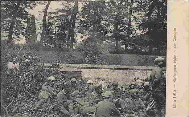 "Lille 1915 – Gefangene Inder in der Citadelle". Ansichtskarte, ungelaufen. Sammlung Detlev Brum. Aus der sozialdemokratischen Arbeiter-Zeitung Dortmund, 9. März 1915, nach einem Besuch der kriegsgefangenen Inder in der Citadelle: "Ich habe Zeit, die Inder in Ruhe zu betrachten. Es sind Angehörige fast aller Kasten. Einer von ihnen rechnet sich zur höchsten Kaste, der der Brahmanen. Er macht durchaus nicht den intelligentesten Eindruck", so schreibt Dr. Adolph Köster, Kriegsberichterstatter für sozialdemokratische Zeitungen. Köster wird 1920 Außenminister des Deutschen Reichs.