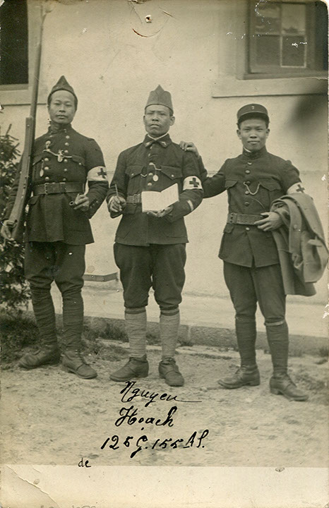 Drei Soldaten/ Sanitäter aus Indochina. Carte Postale, nicht gelaufen, ohne Datum. Sammlung Markus Kreis.