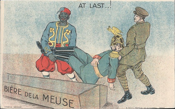 "At Last ..! Bière de la Meuse" (Zu guter Letzt ...! Sarg von der Maas). Carte Postale, ungelaufen. Sammlung Detlev Brum. Afrikanischer und britischer Soldat legen Kaiser Wilhelm II. in den Sarg.